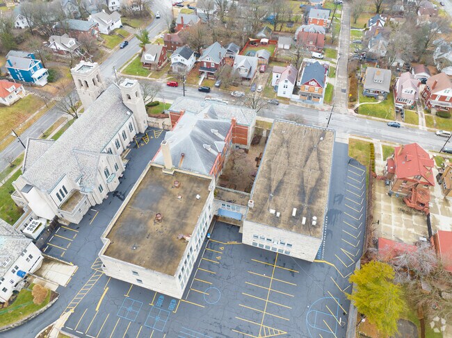 There are many homes that is near the school.