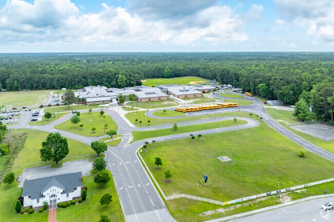 Shallotte Middle School enrolls 674 students in grades 6–8, with a student-teacher ratio of 16:1.