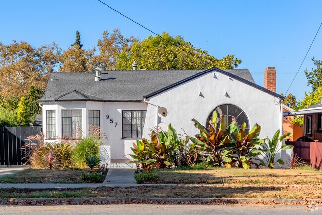 Single-family homes cost between $900,000 and $1.4 million in Hyde Park.