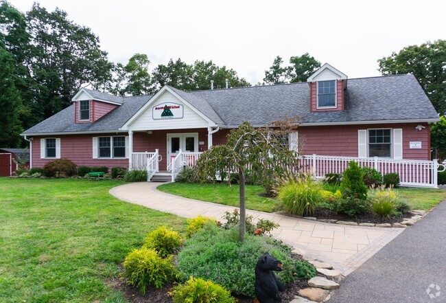 Mountain Hill School serves students in the New Monmouth community.
