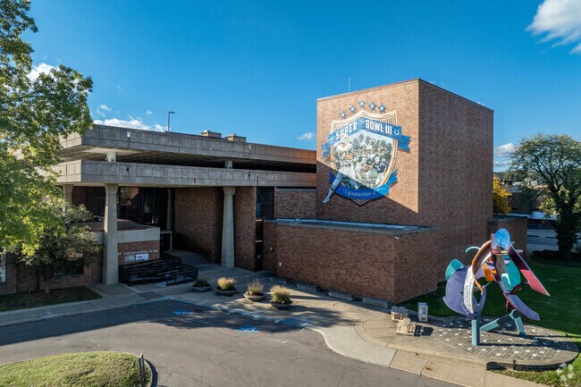 The residents of McKinley Fork Northwest visit The Canton Museum of Art.