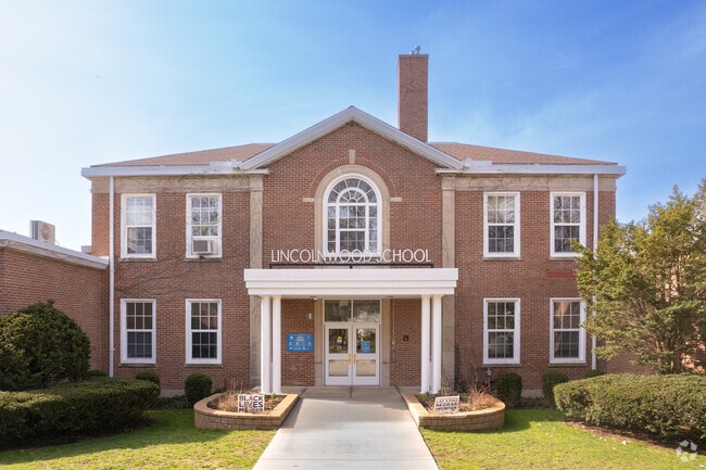 Lincolnwood Elementary School in Evanston serves students in grades K-5.