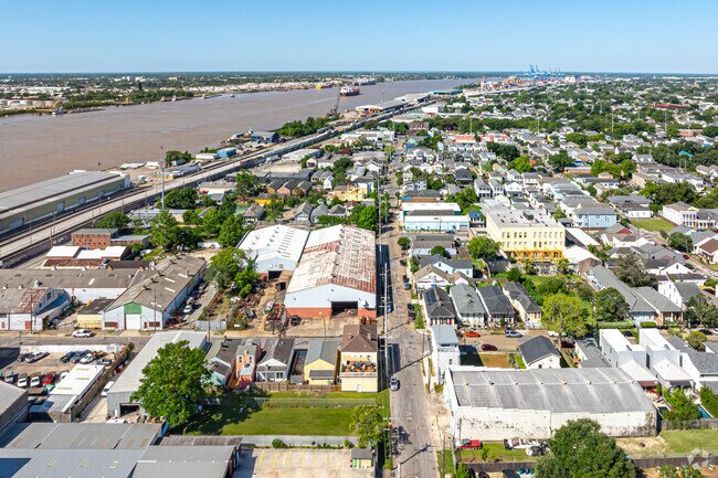 The Irish Channel is bordered to the south by the Mississippi River.