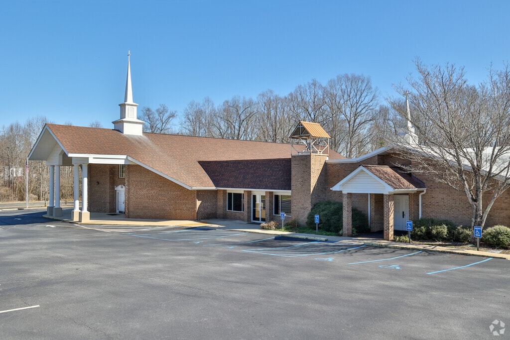 Trinity Christian Academy is located near Powdersville offering a private education.