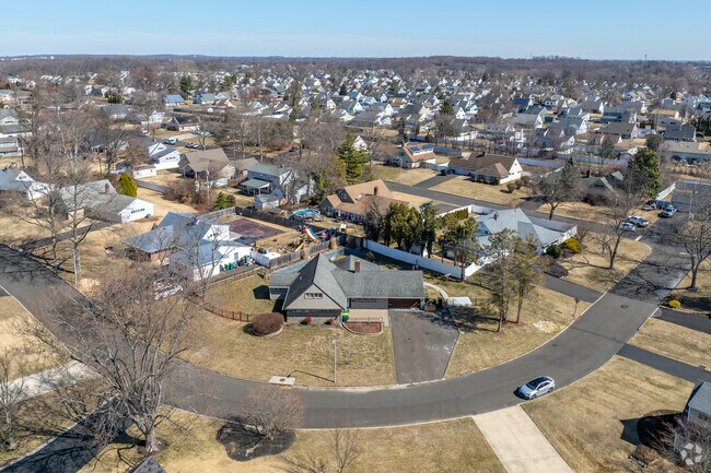 Red Rose Gate has many quiet winding roads surrounded by rivers and parks.
