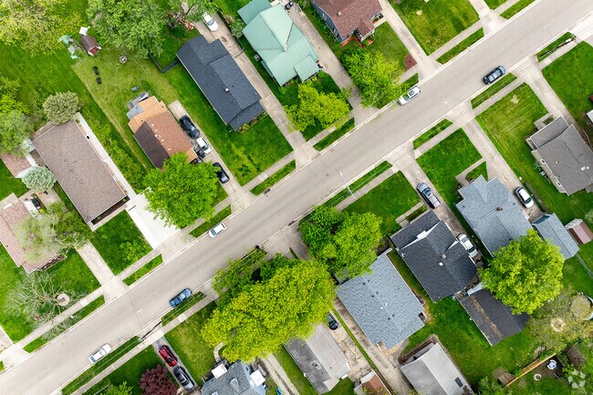 There are 1,858 homes in the Mayfield neighborhood.