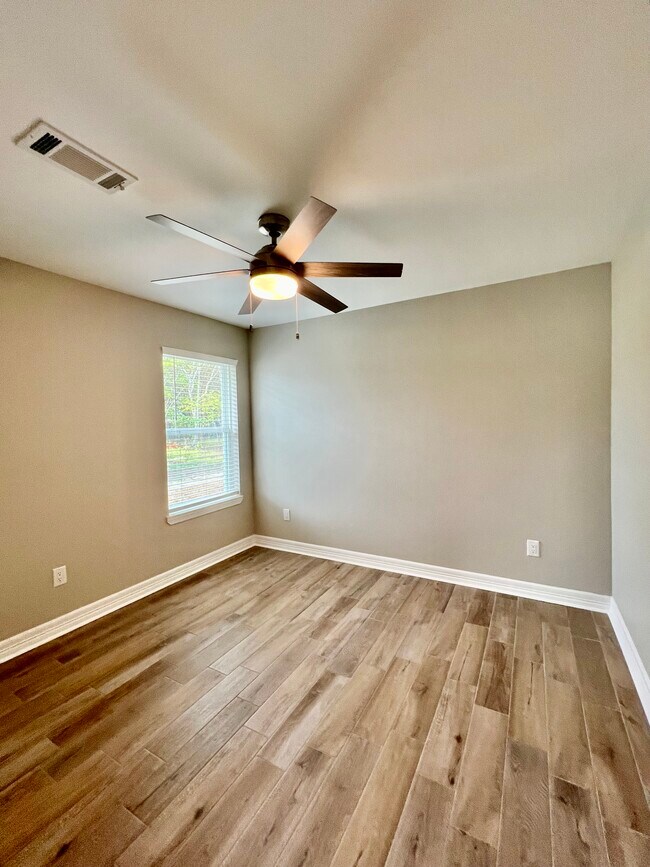 565 S 28th St unit B, Nederland, TX 77627 - photo 7