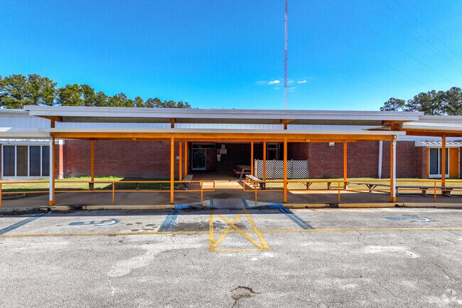 Chattahoochee Elementary School is located in downtown Chattahoochee.