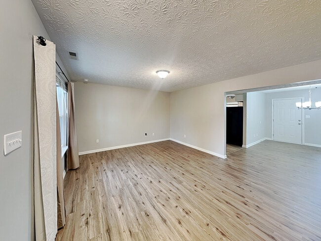 11106 Waterfield Ln, Indianapolis, IN 46235 - photo 2