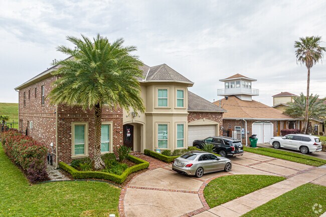 A row of larger homes near Lake Pontchartrain in Pontchartrain Shores, Metairie.