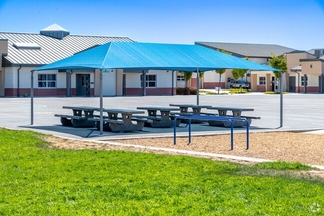 Orchard Ranch Elementary School - School Features - Covered Eating-Play Areas _8500138