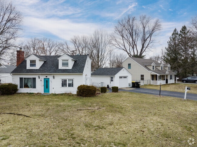 Bungalow style home with a large front yard in Rotterdam.
