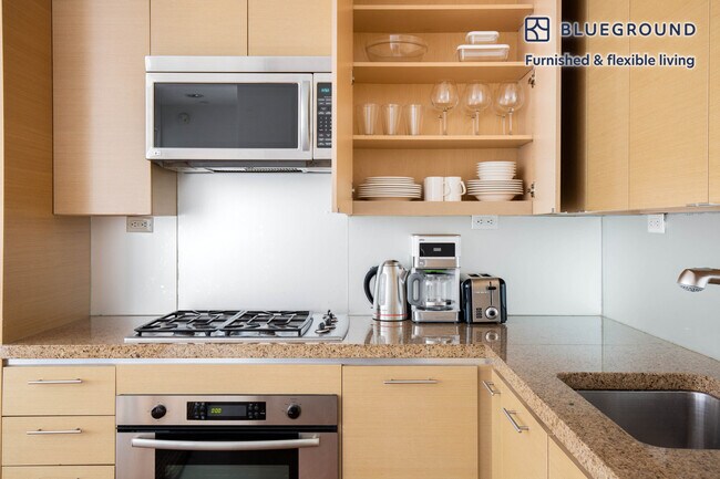 1600 Broadway on the Square Condominium unit FL19-ID595, New York, NY 10019 - photo 7