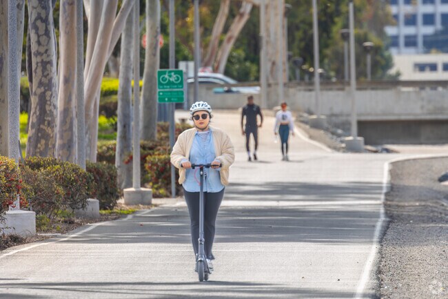 The San Diego Creek Trail is home to many commuters and outdoor enthusiasts.