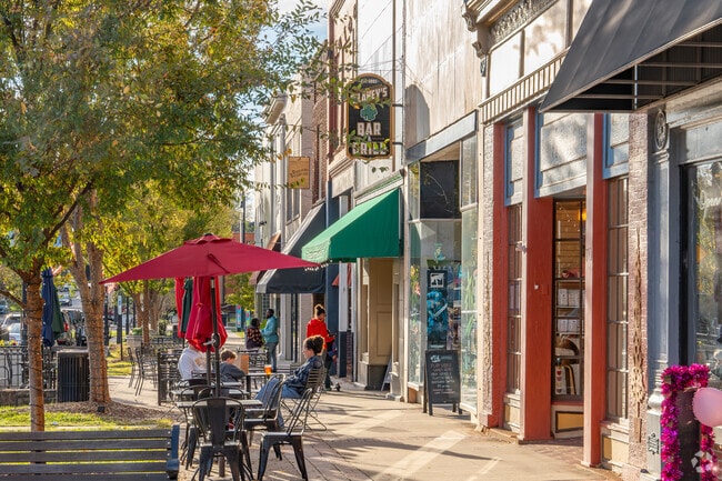 The history of Statesville creates a relaxing and vintage feeling to downtown.