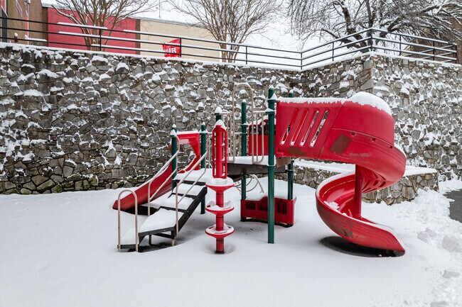 The student to teacher ratio at Rosemont Elementary is 17:1.