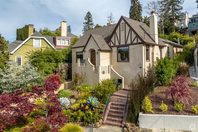Gorgeous Tudor homes can be found at several places in the Lakeshore neighborhood.