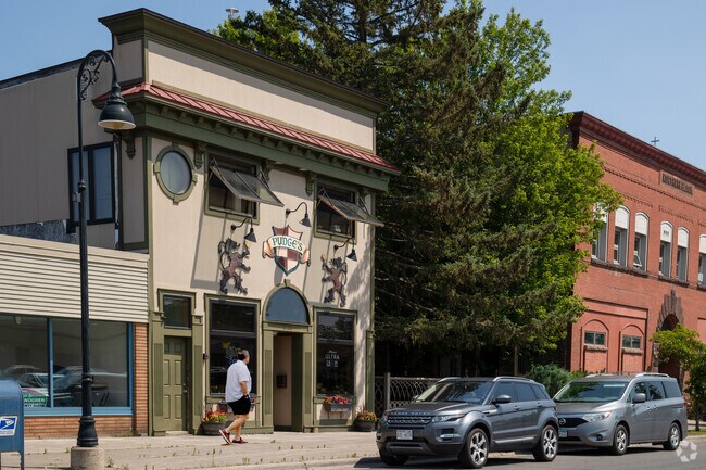 Pudge's offers casual drinks in East End Superior Wisconsin.