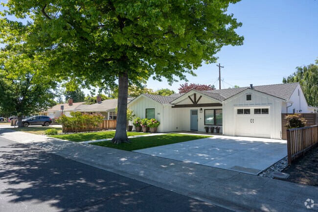 They're wonderful ranch style homes all over Charleston Gardens.