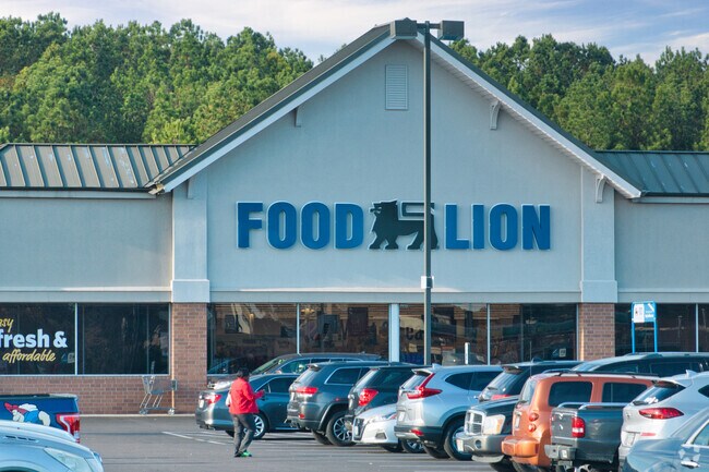 Locals of Fort Gregg-Adams have easy access to groceries at the Food Lion on Oaklawn Boulevard.