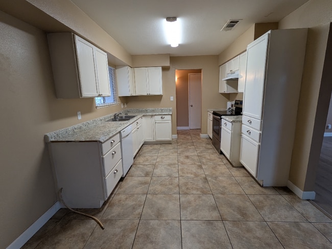 3022 W San Gabriel Ave, Fresno, CA 93722 - photo 5