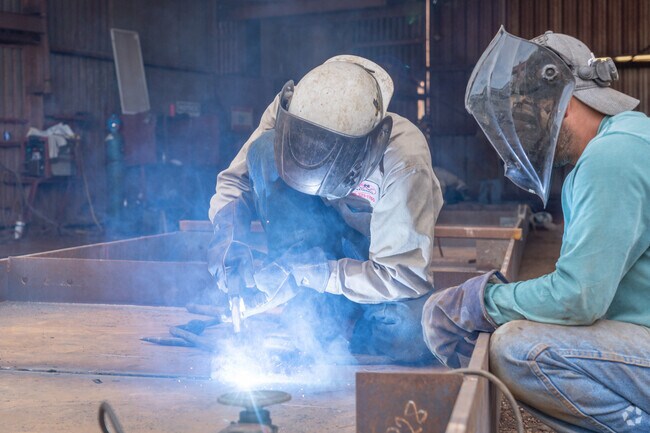 J & N Welding and Fabricators specializes in the welding industry located in Penitas.