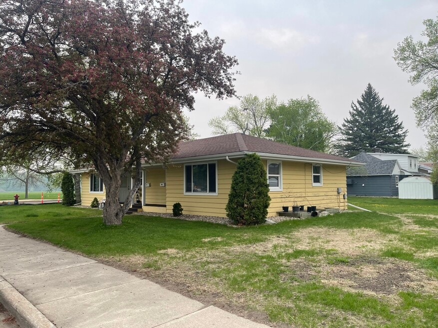 318 14th Ave E unit C, Alexandria, MN 56308 - photo 1