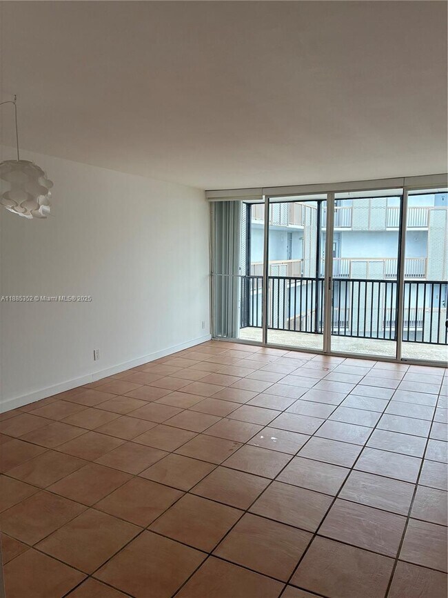 3401 N Country Club Dr unit 6, Miami, FL 33180 - photo 7