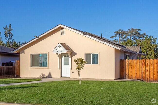 Homes in Le Grand typically have grassy front yards.