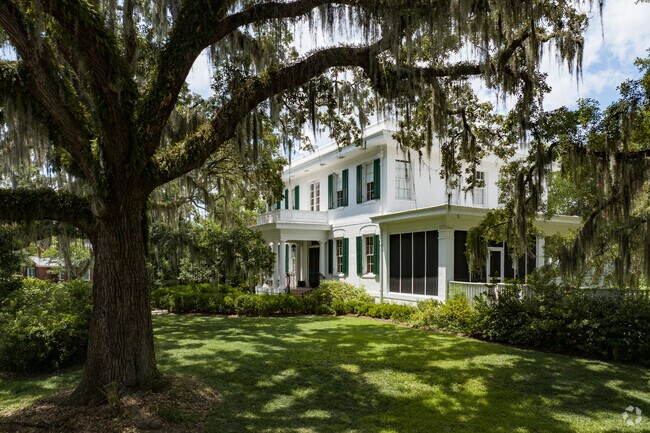 There are several large estate homes throughout Gordonston.