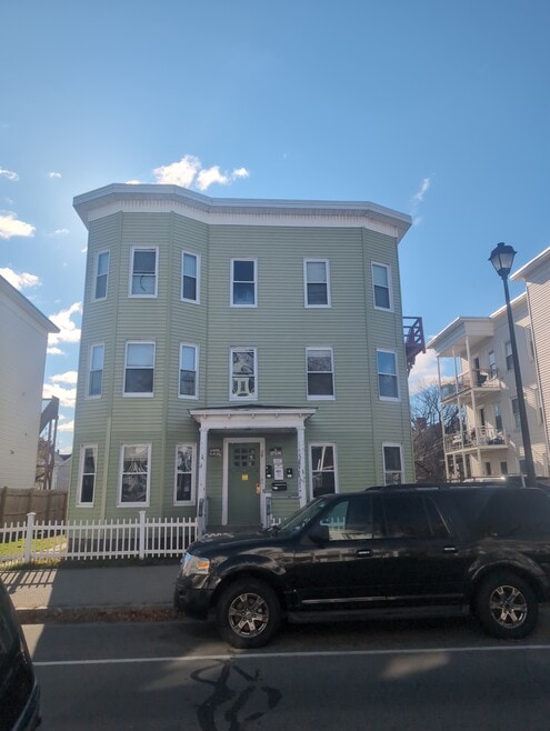 367 Spruce St unit 2, Manchester, NH 03103 - photo 1