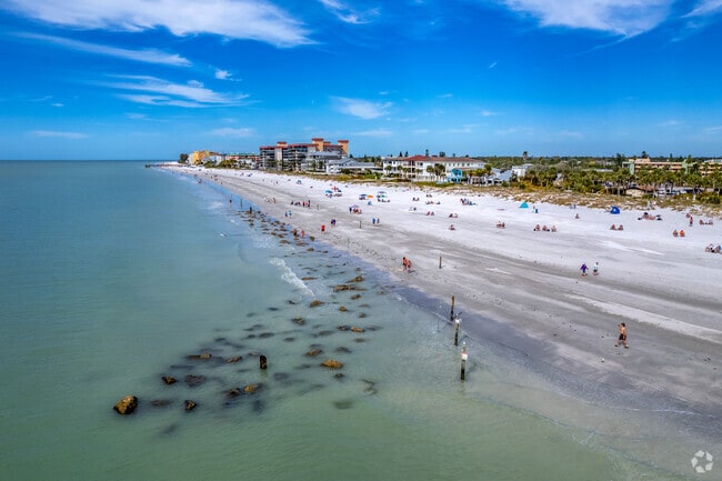 Redington Shores is known for it's white sand beaches & clear ocean water.
