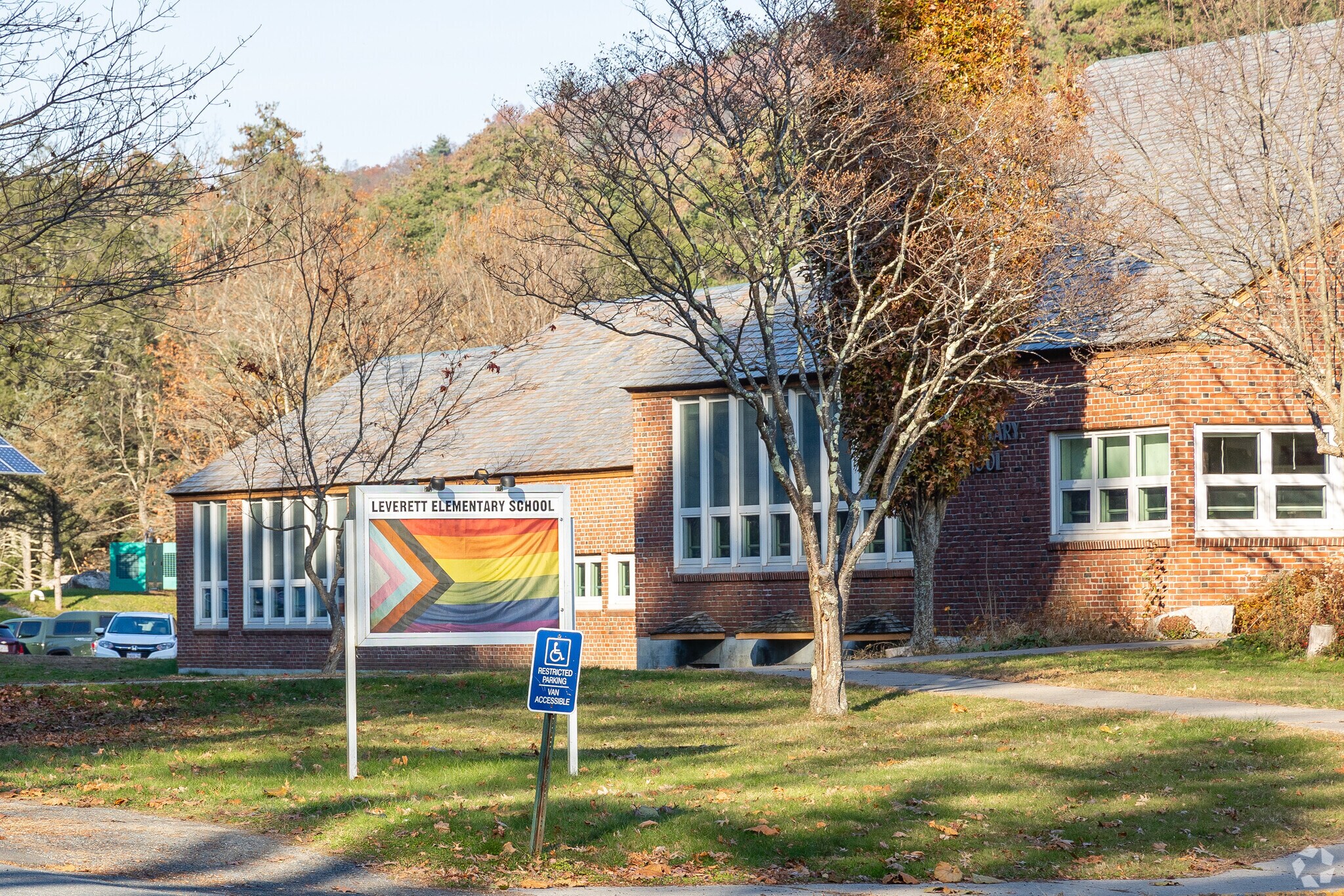 Leverett Elementary has a student-teacher ratio of 10 to 1.