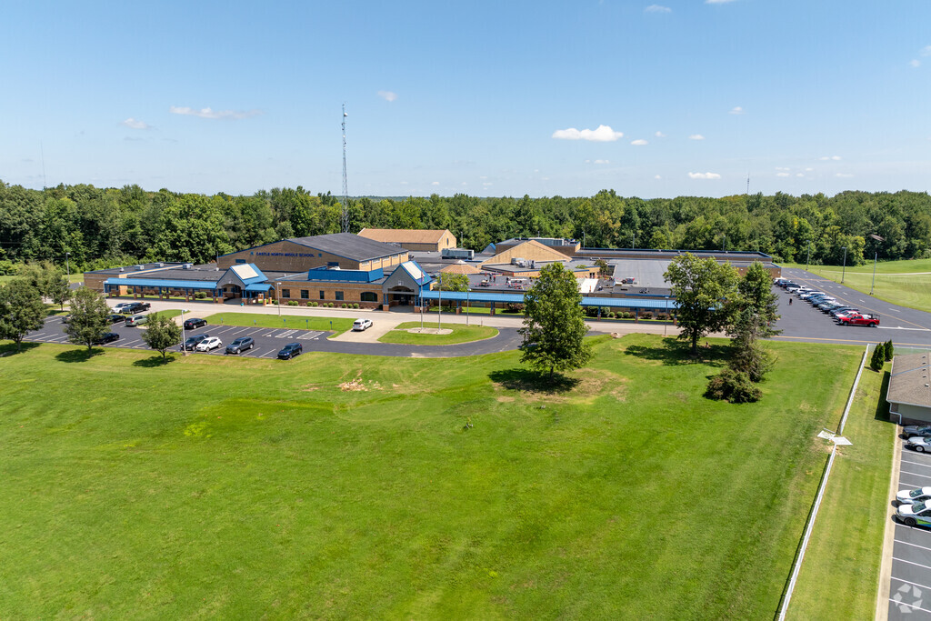 he student population of Castle North Middle School is 819 and the school serves 6-8.