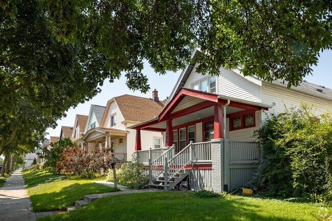 Bungalows are the most common type of single-family home in Polonia.