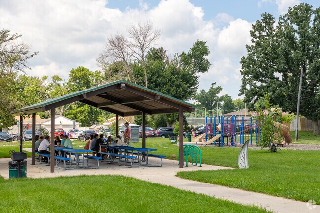 Enjoy a picnic in the shade at Kenwood Park.