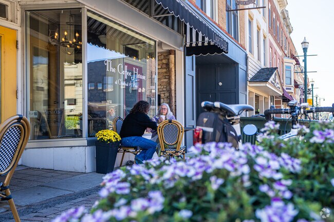 Residents can grab caffeinated drinks and breakfast at The Coffee House.