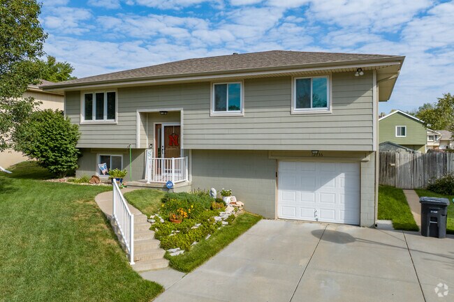 Many homes date to the 1970s, with split‑level plans common in Tranquility View.