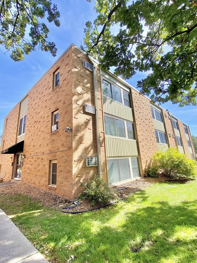 Robinwood Apartments, Minneapolis, MN 55422 - photo 3