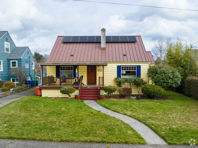 Many homes in Columbia City also have solar panels to take advantage of sunny days.