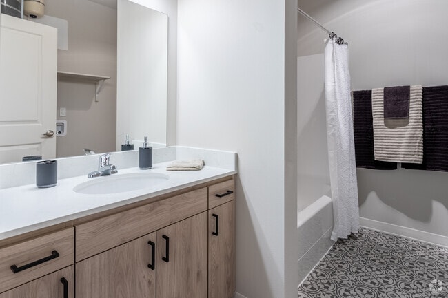 1BR, 1BA - 728 SF