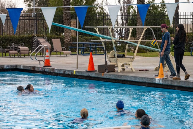 Fontana Park Aquatic Center offers lap swimming and swimming lesson.