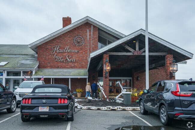 Hawthorne by the Sea and Anthony's Pier 4 Cafe sit within the same building near the Diamond District.