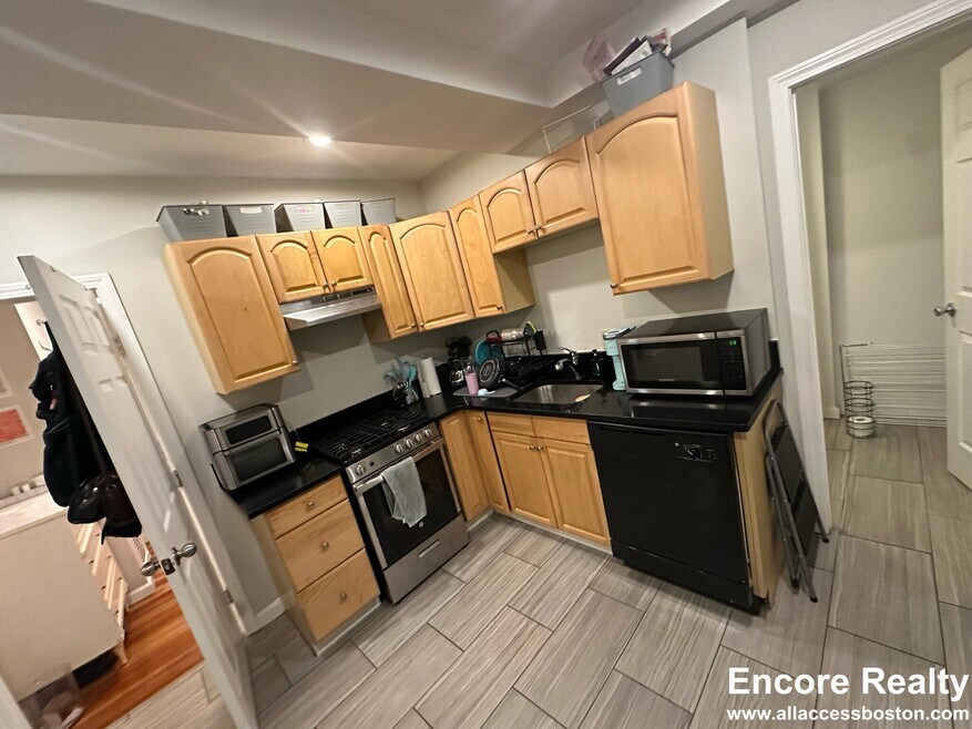 220 Hanover St unit 9, Boston, MA 02113 - photo 1