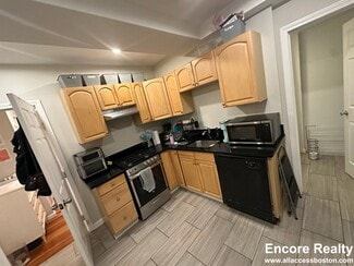 220 Hanover St Unit 9, Boston, MA 02113
