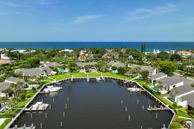 Waterside single family homes where you can dock your boats in Ocean Ridge neighborhood.