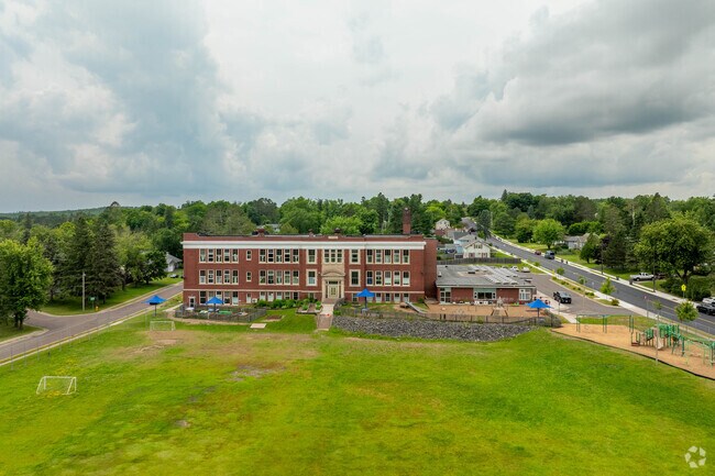 Explore personalized education at Many Rivers Montessori, where curiosity thrives.