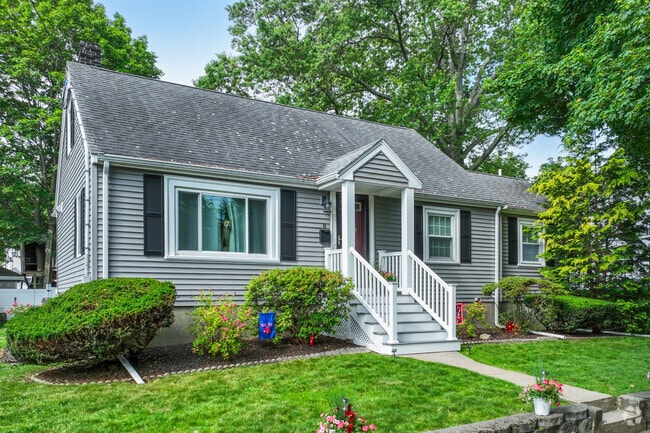 Ryal Side is characterized by its many Cape Cod-style and modestly sized homes, giving the neighborhood a traditional New England feel.