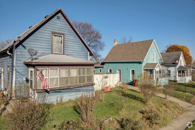 Homes neatly line the streets of River North.