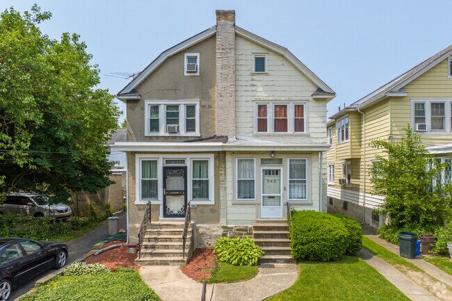 Pockets Dutch Colonial Twins are found throughout Yeadon.